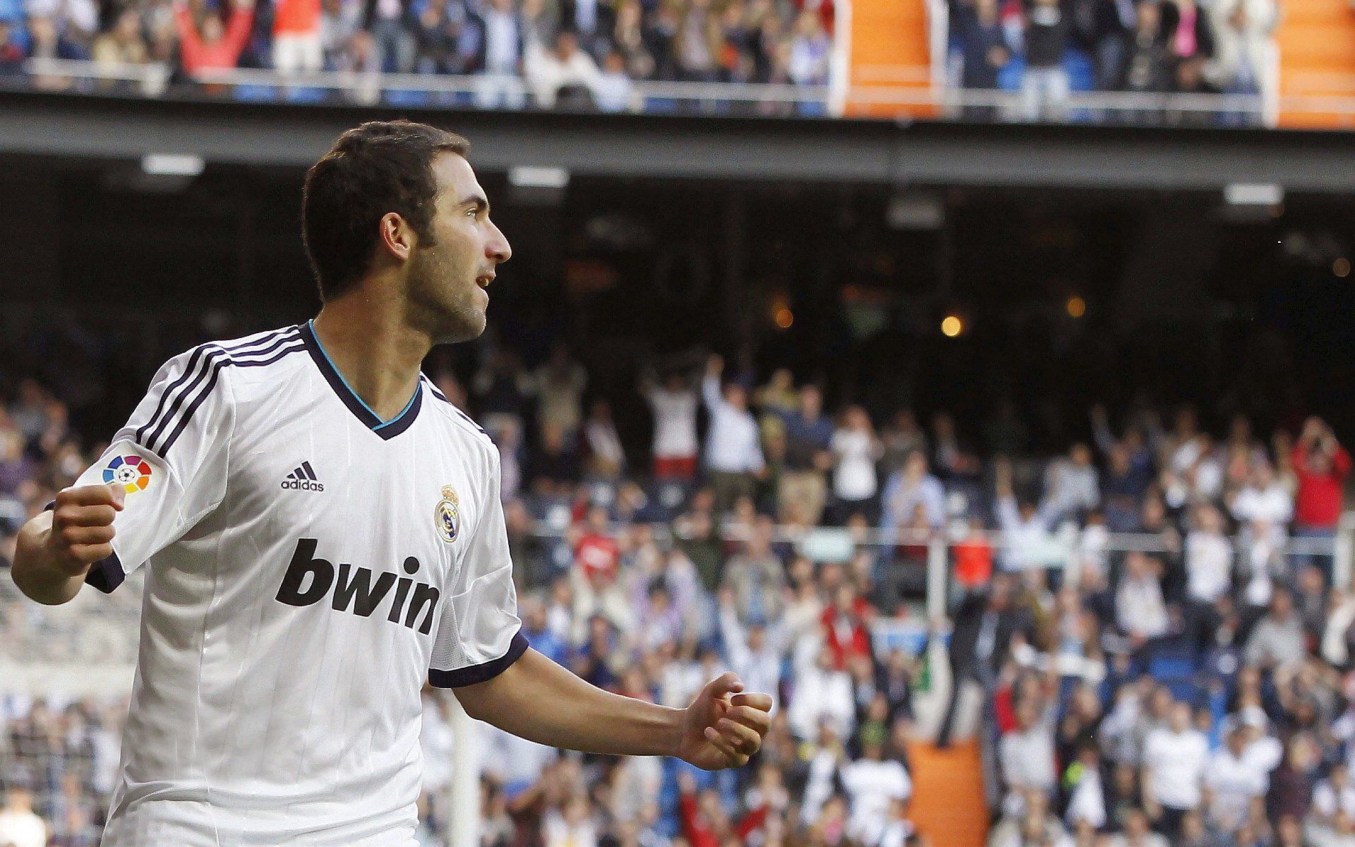 球迷文化持续创新，打造多样化的线上线下体验场景，足球线上活动